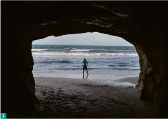  ?? Fotos Eduardo Anizelli/ Folhapress ?? 1 Falésias na Praia das Fontes, em Beberibe (CE)2 Vista de uma das cavernas entre as falésias da praia de Morro Branco, em Beberibe3 Tirolesa de 300 metros em Canoa Quebrada, na cidade de Aracati (CE)4 Lagoa natural de água doce, formada pela água da chuva e pela subida de lençóis freáticos, em Canoa Quebrada