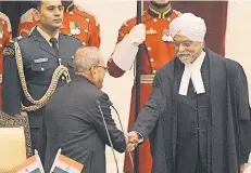 ?? FOTO: DPA ?? Indiens Präsident Pranab Mukherjee (links) gratuliert Anfang Januar dem neuen Obersten Richter Jagdish Singh Khehar zu seiner Ernennung.