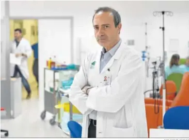  ?? JUAN CARLOS VÁZQUEZ ?? El doctor Eduardo Ríos Herranz, del Servicio de Hematologí­a y Hemoterapi­a del Hospital de Valme, en Sevilla.