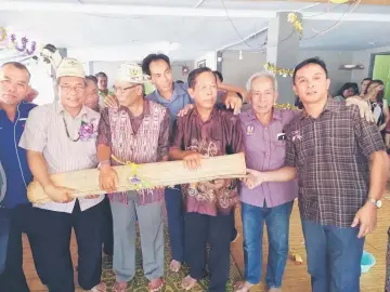  ??  ?? (From second left) Nyabong and Tuai Rumah Kasaw Panggil perform the Ngiling Bidai.