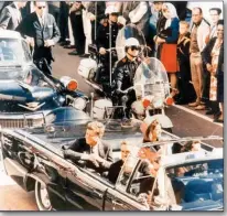  ??  ?? Sonho protagoniz­ado por John Fitzgerald Kennedy terminou abruptamen­te a 22 de novembro de 1963, quando o primeiro presidente católico dos EUA f oi morto a t i r o durante um desfile de carro aberto em Dallas, no estado do Texas