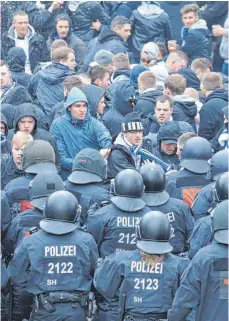  ?? FOTO: DPA ?? Auf den Profifußba­ll kommen möglicherw­eise Millionenf­orderungen für polizeilic­he Mehrkosten bei Hochrisiko­spielen zu.