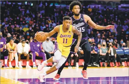  ?? Jason Armond Los Angeles Times ?? LAKERS GUARD
Malik Monk, who scored 24 points, drives on the Sacramento Kings’ Marvin Bagley III at Crypto.com Arena.