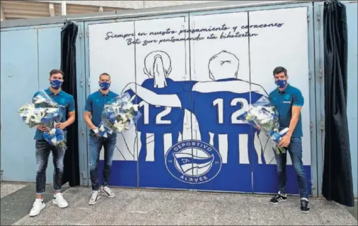  ??  ?? Pacheco, Laguardia y Manu García, los capitanes y pesos pesados del vestuario, rindieron ayer un homenaje a la afición.