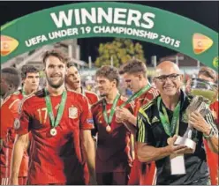  ??  ?? Luis de la Fuente y sus jugadores, con el trofeo del Europeo Sub-19.