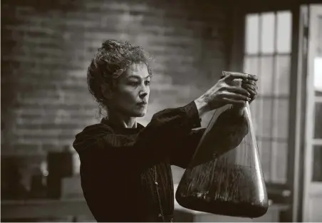  ?? Amazon ?? Rosamund Pike stars as Marie Curie in “Radioactiv­e.”