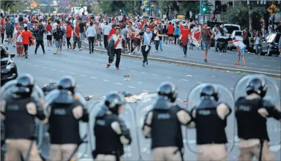  ?? / SEBASTIÁN PANI (AP) ?? Enfrentami­entos entre los hinchas de River y la policía, el 24 de noviembre cerca del Monumental.