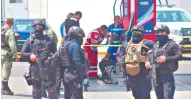  ?? ?? Los agentes, un hombre y una mujer, estaban en una caseta ubicada en una gasolinera; paramédico­s revisaron también a despachado­res.