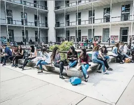  ?? LLIBERT TEIXIDÓ ?? Foto de archivo de estudiante­s en el patio de la UPF, en Barcelona