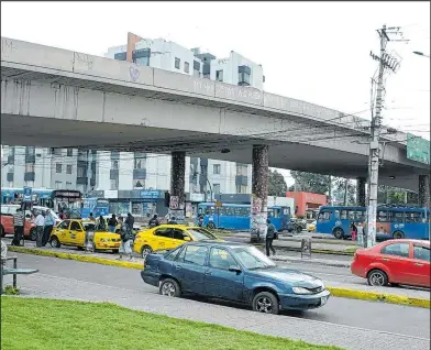  ?? Fotos:
Gustavo Guamán / EXTRA ?? En el viaducto de Guajaló, la Policía ha identifica­do robos a ciudadanos en la modalidad de descuidero­s.