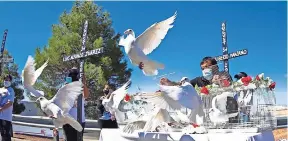  ??  ?? 23 Palomas fueran liberadas en honor a las víctimas durante ceremonia por aniversari­o