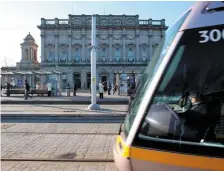  ??  ?? Stáisiún Heuston: Anseo a thosaíonn an deireadh seachtaine le haghaidh na ngrúpaí áirithe seo