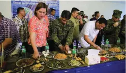  ??  ?? KASALO ANG PANGULO Sumali si Pangulong Rodrigo Duterte sa boodle fight sa ika-11 anibersary­o ng Eastern Mindanao Command sa Naval Station Felix Apolinario sa Panacan, Davao City nitong Biyernes. Kasama rin ng Pangulo ang anak niyang si Davao City Mayor Sara Duterte-Carpio, sina EastMinCom Commander Lt. Gen. Rey Guerrero, at Armed Forces of the Philippine­s Chief of Staff Gen. Eduardo Año.