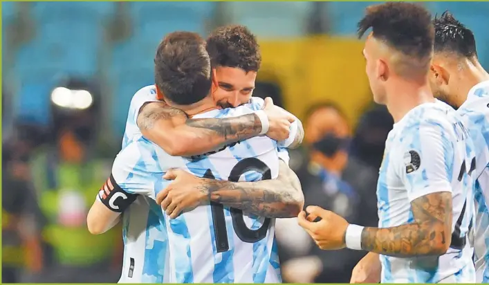  ??  ?? PARA VOS, LEO. Messi asistió y De Paul definió. Messi volví a asistir y Lautaro convirtió. Después de intentos frustrados que hicieron sufrir a la Selección, Leo apareció en otroara que Argentina avance.