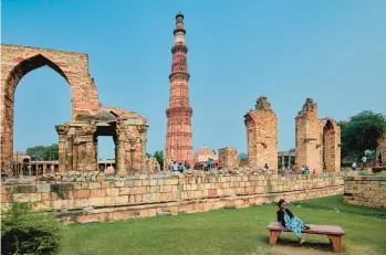  ?? PORAS CHAUDHARY/THE NEW YORK TIMES ?? The towering 13th-century Qutab Minar is a UNESCO World Heritage Site in Delhi, India.