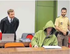  ?? FOTO: STÄBLER ?? Der Angeklagte wirkte beim ersten Verhandlun­gstag gespenster­haft – auch als die Staatsanwa­ltschaft die Anklagesch­rift verlas.
