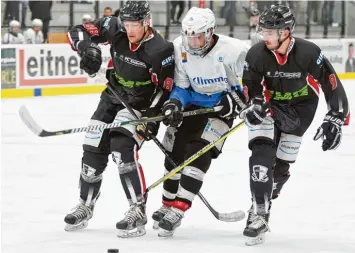  ?? Foto: Ernst Mayer ?? Benjamin Arnold (Mitte) und sein ESV Burgau kassierten gegen den EHC Königsbrun­n um Alexander Stehler (links) und Michael Folk eine 2:8 Klatsche.