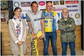  ??  ?? Direction Le Mont Saint-Michel ! Soutenus par la cycliste Anne-Lise « Mon coursier de quartier », Gilles, Arnaud et Jean-Pierre ont rendez-vous le vendredi 17 juin à 5 heures du matin au stade Jean-Bouin pour le départ des 225 km en une seule étape !