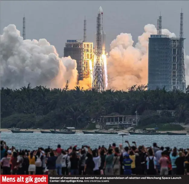  ?? FOTO: STR/RITZAU SCANPIX ?? Mens alt gik godt
Masser af mennesker var samlet for at se opsendelse­n af raketten ved Wenchang Space Launch Center i det sydlige Kina.