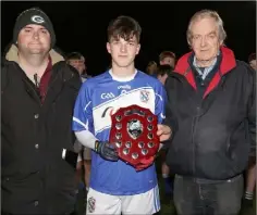  ??  ?? Cameron Clarke, the Oylegate-Glenbrien captain, with Dean Goodison, representi­ng People Newspapers, and John O’Neill of Coiste na nOg.