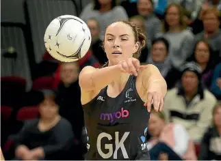  ?? ROBYN EDIE/STUFF ?? Kelly Jury fires off a pass during the Silver Ferns victory over Australia in Invercargi­ll.