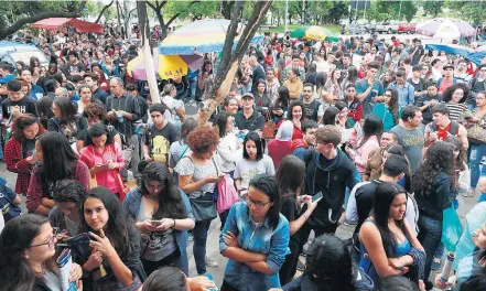  ?? FOTOS: TIAGO QUEIROZ/ESTADÃO ?? Ansiedade. Estudantes aguardam abertura dos portões: primeira prova foi ontem e próxima será no domingo que vem