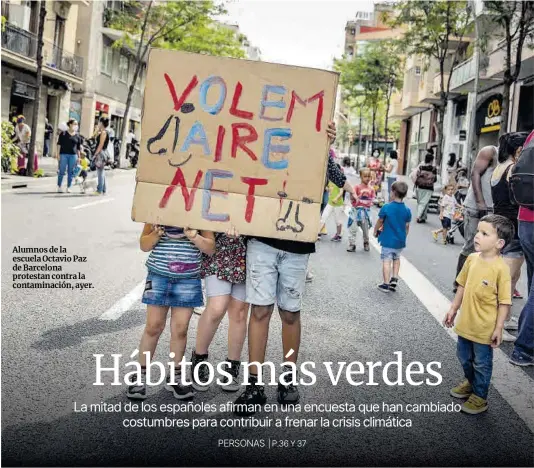  ?? Laura Guerrero ?? Alumnos de la escuela Octavio Paz de Barcelona protestan contra la contaminac­ión, ayer.