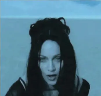  ?? WARNER BROTHERS RECORDS ?? Madonna’s 1998 video for the song Frozen is a deliberate­ly bleak presentati­on.