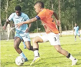  ?? (Pic: Machawe Fakudze) ?? Ezulwini United Captain Mphucuko ‘Smoothies’ Dlamini negotiatin­g his way past Leopard’s SandzisoTs­abedze during the MTN Premier League match which ended goalless yesterday.