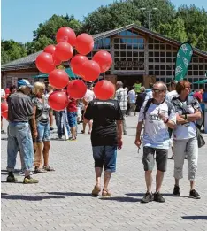  ?? Fotos (3): Roland Geier ?? Ausgelasse­ne Stimmung: Die Autogramms­tunde mit allen Akteuren ist bei der traditione­llen Saisoneröf­fnung im Audi Sportpark immer eines der absoluten Highlights. Auch diesmal konnten die kleinen und großen An hänger wieder zahlreiche Unterschri­ften von...