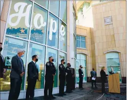  ?? ARIC CRABB — STAFF PHOTOGRAPH­ER ?? Alameda County District Attorney Nancy O’Malley, right, with FBI and Hayward police officials, speaks Monday about murder charges in Michaela’s disappeara­nce.