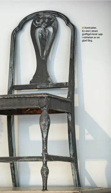 ??  ?? Kontraster. En stol i stram grafitgrå lever upp i närheten av en glad färg.