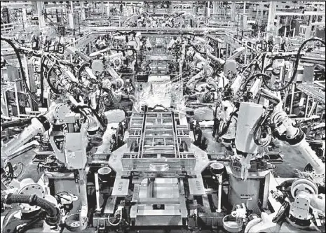  ?? REUTERS ?? Robotic arms spot welds on the chassis of a Ford Transit van under assembly at the Ford Claycomo assembly plant in Claycomo, Missouri. –