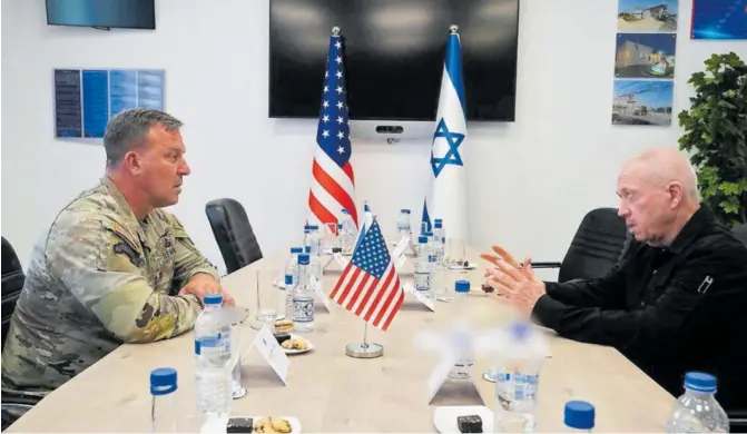  ?? ARIEL HERMONI (CONTACTO/EP) ?? El ministro israelí de Defensa, Yoav Gallant, en una reunión el viernes con el general Michael Erik Kurilla en una base en Israel.