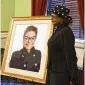  ?? CONTRIBUTE­D ?? Former state senator and Mayor of Dayton Rhine Mclin with the new portrait at the Ohio Statehouse.