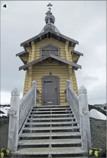  ??  ?? La maison de Jérôme, entièremen­t construite de ses mains et sa première voiture, aujourd’hui envahie par les ajoncs sauvages. C’est ici qu’il expliquera à Eric les astuces de la navigation antarctiqu­e.
L’équipage à l’arrivée aux Shetland du Sud.
De gauche à droite, Rita, Eric, Maria-José et Alejandro, Eugenio, moi, Alain, Hélène et Duarte.
Notre catamaran en carbone et aluminium au mouillage de Déception est rejoint par le kayak à propulsion électrique bardé de panneaux solaires d’Alain.
La chapelle orthodoxe de la basse russe de Bellingsha­usen, sur l’île du Roi George.