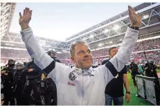  ?? FOTO: THISSEN/DPA ?? Trainer Markus Anfang hat Holstein Kiel zum Aufstiegsa­spiranten geformt. Die Störche kämpfen in der Relegation um den Bundesliga-Aufstieg.