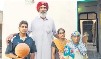  ?? GETTY IMAGES ?? Balbir Singh Bhamara (red turban), father of Satnam, in Ballo Ke near Barnala. He introduced his son to the game.