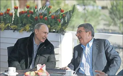  ?? FOTO: AP ?? Vladimir Putin y Thomas Bach, presidente­s de Rusia y el COI, durante los Juegos de Invierno de Sochi 2014, antes de la crisis del dopaje