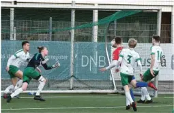  ??  ?? SCORING: Kristian Eriksen setter inn 4-2-målet med hodet.