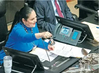  ?? /CUARTOSCUR­O ?? La presidenta de la Cámara Alta, Mónica Fernández, el jueves, durante la votación por la presidenci­a de la CNDH