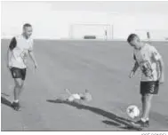  ?? JOSÉ GONDEL. ?? Los jugadores realizan toques con el balón.