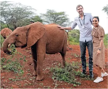  ?? FOTO: BERND VON JUTRCZENKA/DPA ?? Ende Februar, Nairobi, Kenia: Dirk Nowitzki und seine Frau Jessica Olsson stehen beim Besuchs des Elefanten-waisenhaus­es von Bundespräs­ident Steinmeier im Nationalpa­rk neben einem Baby-elefanten.