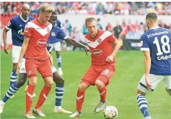  ?? RP-FOTO: FALK JANNING ?? Marvin Ducksch (links) und Rouwen Hennings im Spiel gegen den FC Schalke 04.