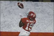  ?? RON JENKINS — THE ASSOCIATED PRESS ?? AlAbAmA tight end JAhleel Billingsle­y (19) reAches up to cAtch A touchdown pAss in the first hAlf of the Rose Bowl AgAinst Notre DAme in Arlington, TexAs, on FridAy.