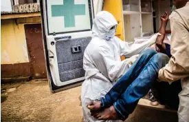  ?? FOTO: TT-AP-ARKIV/MICHAEL DUFF ?? I det stora ebolautbro­ttet i Västafrika 2014–2016 miste 11 300 personer
■ livet. Bilden är från Sierra Leone.