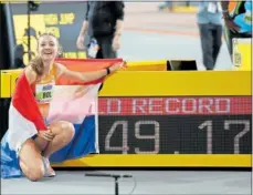 ?? ?? Femke Bol posa con el electrónic­o que marca su récord mundial.