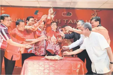  ??  ?? Abang Johari (centre) tossing the ‘yee sang’ together with Harden (fourth left), Abang Rauf (fourth right), Dr Abdul Rahman (third left), Ong (second left) and other distinguis­hed guests.