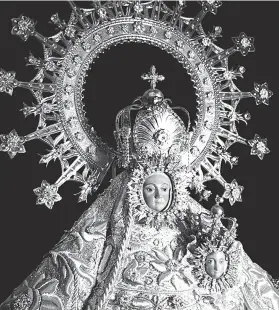  ?? / TAMPO NGA HULAGWAY ?? ■ IMAHEN SA BIRHEN: Ang imahen sa Our Lady of Peňafranci­a, ang patron sa Bicolandia, nga gihugopan sa daghang deboto sa imahen sa Birhen sa Bicol.