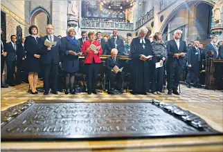  ?? HANNIBAL HANSCHKE / REUTERS ?? Wittenberg. Las autoridade­s alemanas celebraron los 500 años de la Reforma frente a la tumba de Lutero.